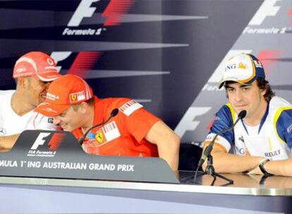 Hamilton bromea con Raikkonen mientras Alonso atiende a las preguntas de los periodistas.