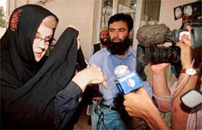 La madre de uno de los cooperantes detenidos, a la salida de la Embajada de Afganistán en Pakistán.