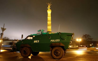 Presencia policial cerca de la Puerta de Brandenburgo, esta tarde.