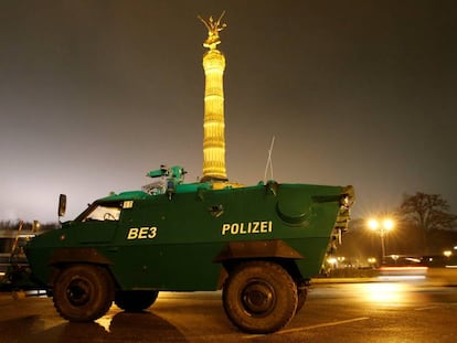 Presencia policial cerca de la Puerta de Brandenburgo, esta tarde.