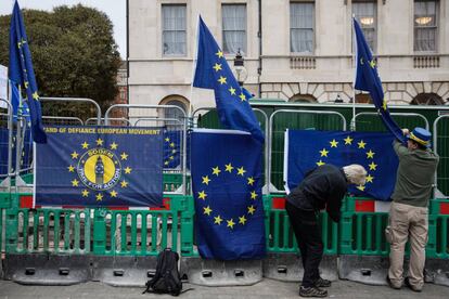 Banderas europeas de protesta frente al Parlamento británico.