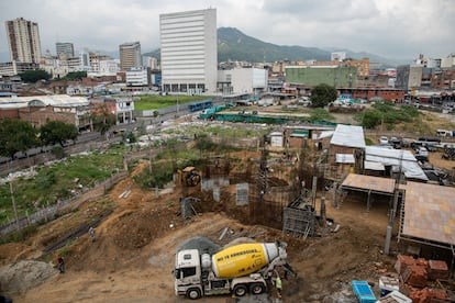 Un camión de cemento durante la construcción de un proyecto de vivienda en Cali, en enero de 2023.