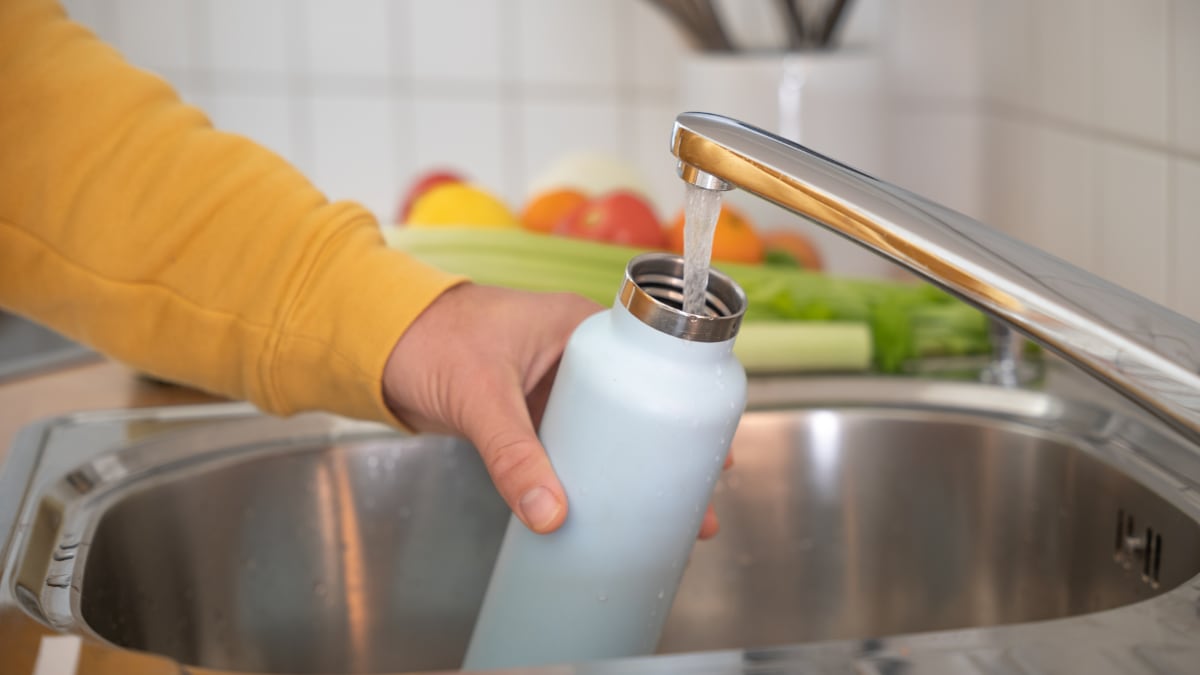 El peligro oculto en tus botellas de acero: por qué no las estás limpiando bien (y cómo solucionarlo)