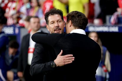 El entrenador del Atlético de Madrid, Diego Simeone (a la izquierda), saluda al entrenador del Borussia de Dormund, Edin Terzic, al inicio del encuentro.