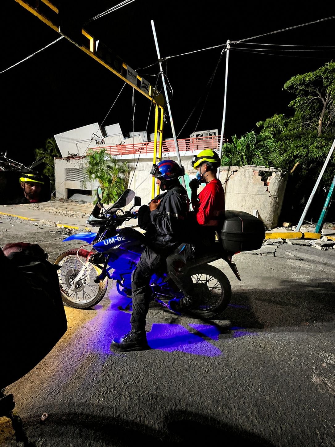 Dos miembros del equipo de rescate español de SAMU en La Guaira (Venezuela).