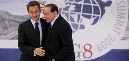 Sarkozy y Berlusconi bromean antes de empezar la cumbre