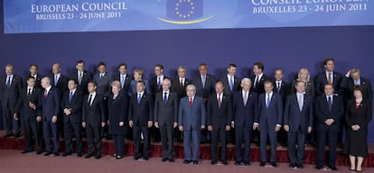Foto de familia de la reunión del Consejo Europeo en Bruselas. El encuentro de los líderes de los Veintisiete, que durará dos días, está centrado en la crisis financiera griega.