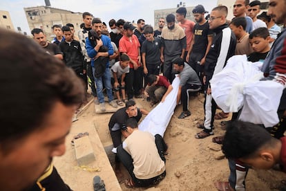 Un grupo de personas asistían al funeral de los miembros de las familias Qudaih y Alshrafi, muertos en ataques nocturnos en el sur de la franja de Gaza, este lunes en Jan Yunis.