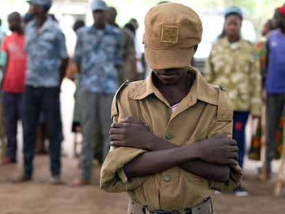 Jackson (nombre ficticio) de 13 años, durante una ceremonia en la que se liberó a niños soldado de los grupos armados el pasado 17 de abril en Yambio, Sudán del Sur.