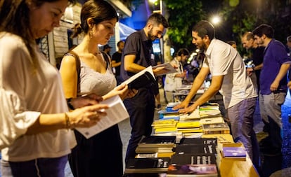 El público de La Noche de las Librerías revisa libros en una calle de Montevideo.