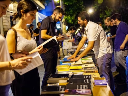 El público de La Noche de las Librerías revisa libros en una calle de Montevideo.