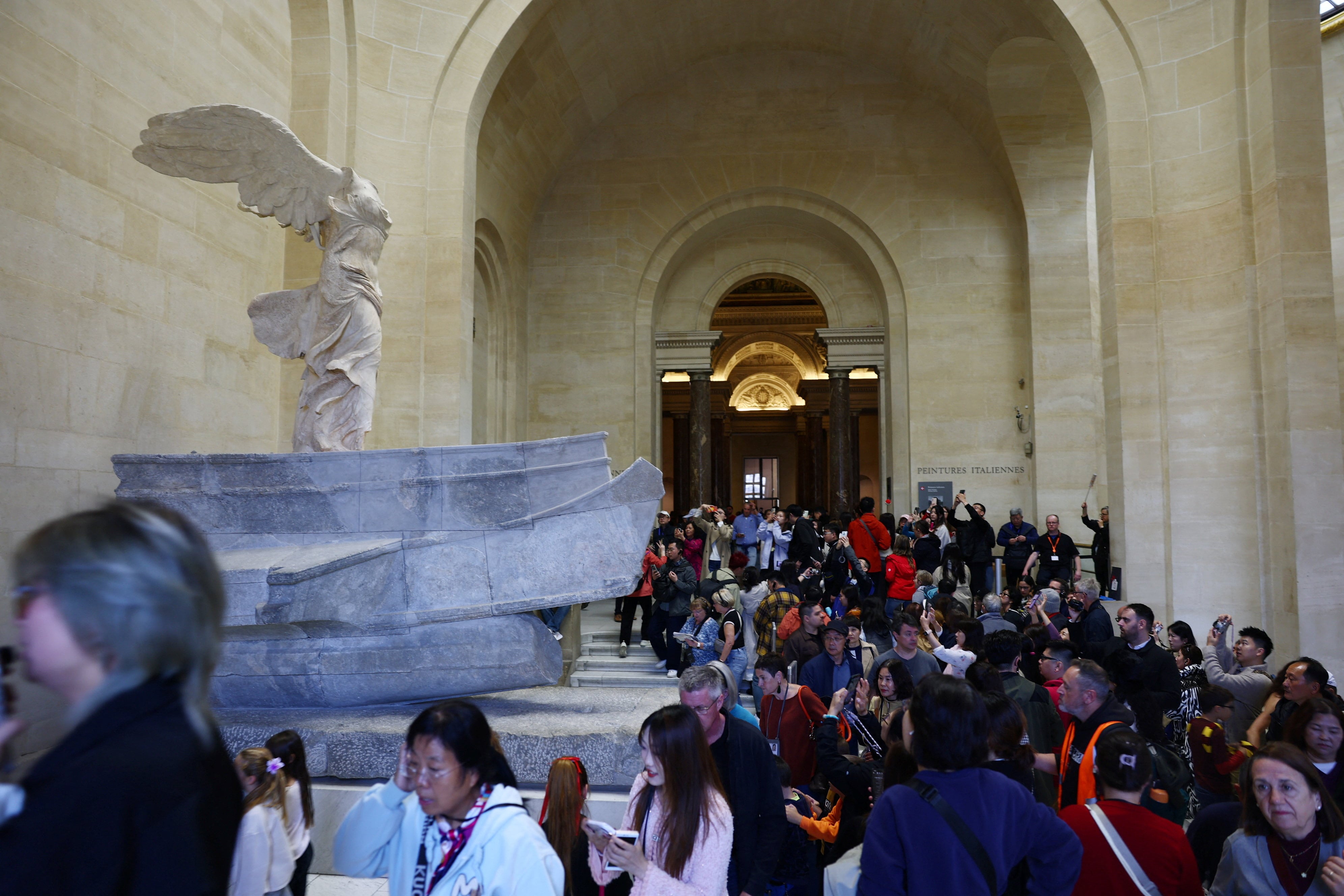 Visitantes frente a la Victoria de Samotracia, este miércoles en el Louvre.