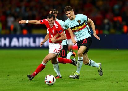 Gareth Bale de Gales y Thomas Meunier de Bélgica compiten por el balón durante el  partido de cuartos de final entre Gales y Bélgica.
















