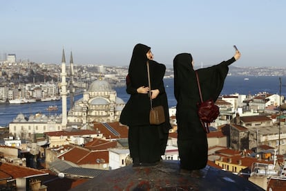 Turistas musulmanas se hacen un autorretrato cerca de la Nueva Mezquita junto al estrecho del Bósforo en Estambul (Turquía), el 12 de enero de 2016.
