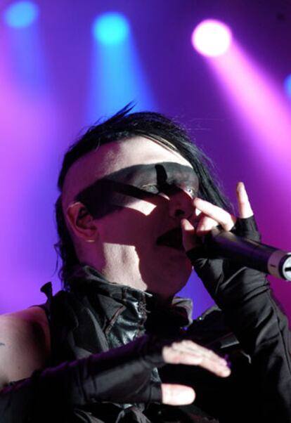 El cantante estadounidense Marilyn Manson, durante su actuación en la décima edición de Festimad 2005.