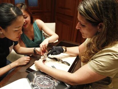 Una turista china se prueba un anillo en una joyer&iacute;a del centro de Madrid. 