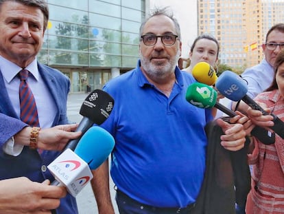 Vicente Cotino sale de los juzgados tras declarar por la operación Erial.
