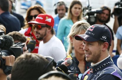 Vettel y Alonso hablan con los periodistas tras la sesión en el circuito de Suzuka, en Japón.