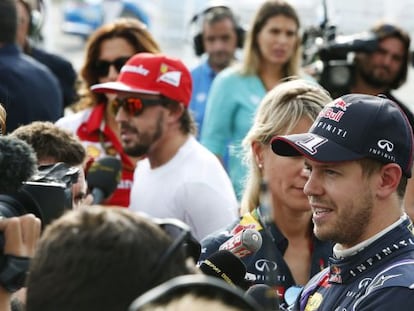 Vettel y Alonso hablan con los periodistas tras la sesión en el circuito de Suzuka, en Japón. 