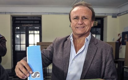 El candidato Miguel Del Sel vota en Santa Fer, Argentina.