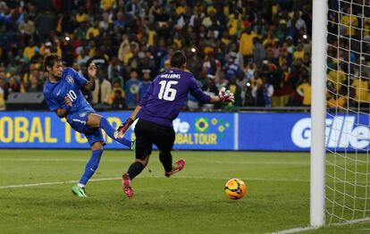 Neymar ao marcar um de seus três gols contra a África do Sul.