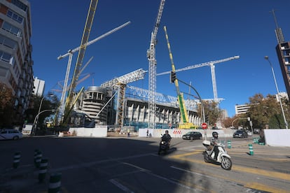 Las grúas del Santiago Bernabéu este viernes.