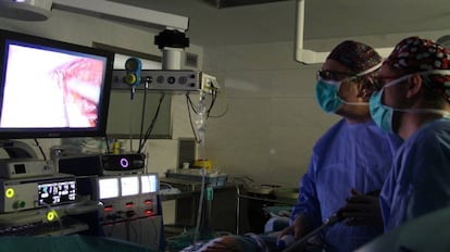 Un equipo médico, durante un trasplante en el Hospital del Mar de Barcelona.
