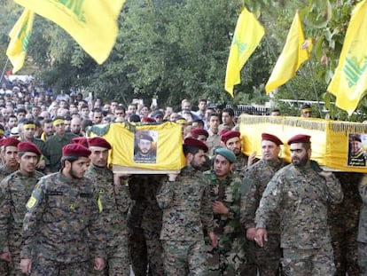 Milicianos de Hezbol&aacute;, en el entierro de dos compa&ntilde;eros muertos en combates contra el Frente al Nusra, en Baalbek en octubre de 2014.