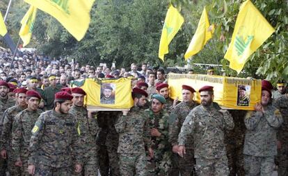 Milicianos de Hezbolá, en el entierro de dos compañeros muertos en combates contra el Frente al Nusra, en Baalbek en octubre de 2014.