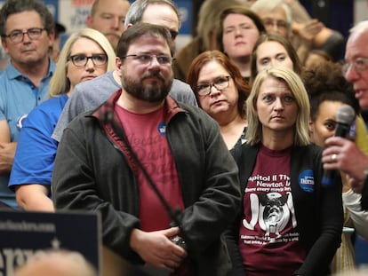 Simpatizantes de Sanders escuchan al candidato durante un discurso en Iowa el pasado domingo. 