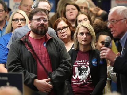 Simpatizantes de Sanders escuchan al candidato durante un discurso en Iowa el pasado domingo.