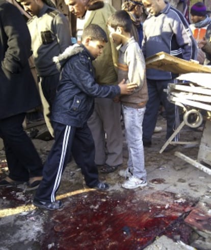 Charco de sangre en el barrio Alawi de Bagdad tras uno de los atentados.