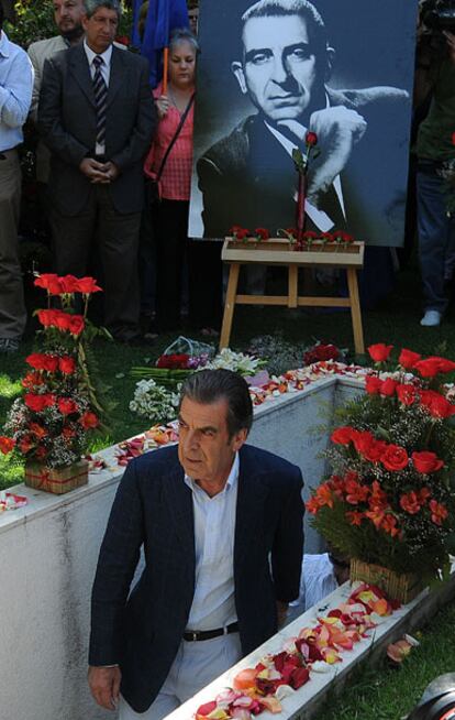 Eduardo Frei, hijo del difunto presidente, durante su visita al cementerio de Santiago para rendirle homenaje el pasado día 8.