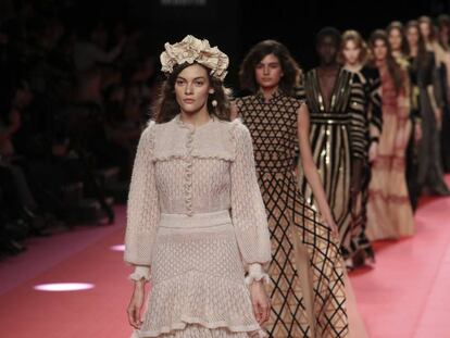 Las modelos del desfile de Teresa Helbig, en Madrid, este viernes.