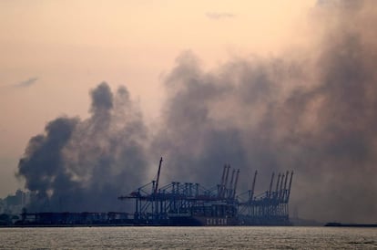 A coluna de fumaça após a explosão, vista de outro ângulo.