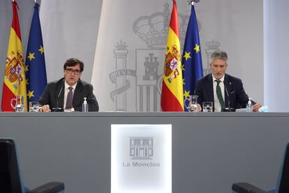 El ministro de Sanidad, Salvador Illa (izquierda), y el ministro del Interior, Fernando Grande-Marlaska, ofrecen una rueda de prensa posterior al Consejo de Ministros extraordinario celebrado este viernes.