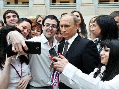 Putin tiene un ej&eacute;rcito de agitadores con la misi&oacute;n de ensalzar su imagen en la Red, denuncian dos antiguos trabajadores.