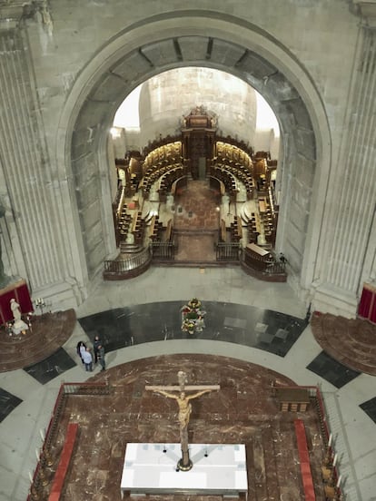 Vista interior del templo antes de la exhumación.