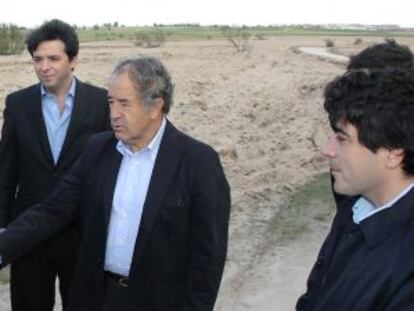 El magnate Sheldon Adelson con las autoridades madrileñas en Alcorcón.