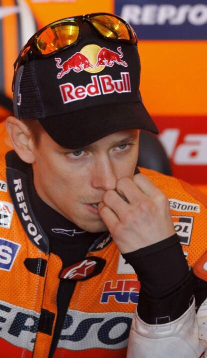 El australiano Casey Stoner, reflexivo, antes del comienzo de los entrenamientos.