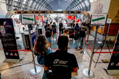 Control de pasaporte vacunales de los pasajeros que abandonan la estación Central de Milan, el 1 de septiembre.