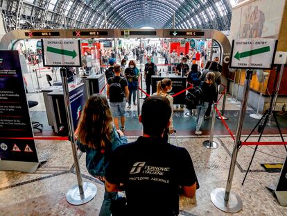 Control de pasaporte vacunales de los pasajeros que abandonan la estación Central de Milan, el 1 de septiembre.