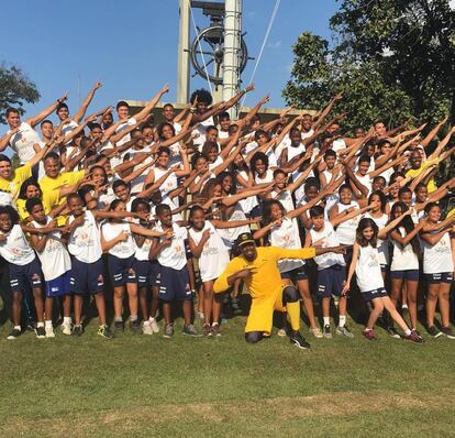 Usain Bolt visitou uma favela no Rio de Janeiro e fez a sua famosa pose de raio com os alunos de uma escola.