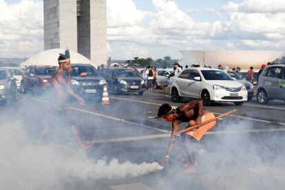 Os indígenas estão reunidos em Brasília no Acampamento Terra Livre (ATL), uma mobilização anual que reúne várias etnias. O mote de 2017 é pressionar por mais demarcações de terras e protestar contra o que consideram ser o enfraquecimento da Funai.