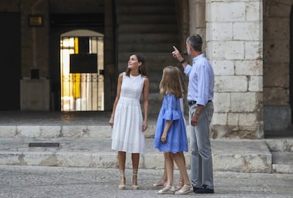 Los Reyes junto a sus hijas en el Palacio de la Almudaina. 