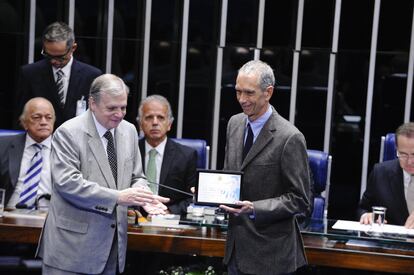 Plenário do Senado Federal durante sessão especial de entrega do Diploma José Ermírio de Moraes. Um dos empresários homenageados é Antônio Ermírio de Moraes, morto em agosto de 2014, filho do ex-senador que dá nome ao diploma. senador Tasso Jereissati (PSDB-CE) agracia o empresário Carlos Alberto da Veiga Sicupira.