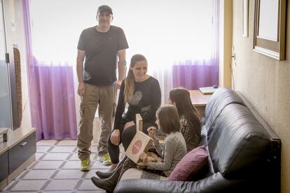 Mihaela Aldei, con su marido y sus hijas Laura y Lorena, en el comedor de su vivienda.