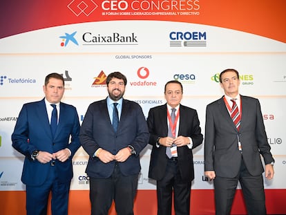 El presidente de la Región de Murcia, Fernando López Miras, rodeado de empresarios en el CEO Congress, un encuentro en el que ha anunciado que suprimirá el impuesto de patrimonio en 2023, el miércoles 16 de noviembre en Murcia.