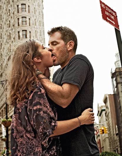 Cori y Derek, casi devorándose, ante el Flatiron de Nueva York. Ella lleva blusa <i>thai</i> de Urban Outfitters. Derek viste camiseta negra de CK Jeans. "También puede significar compasión y traición, como Judas".