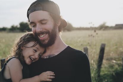 Un padre disfruta con su hija.